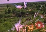 Standbild Dramatische Explosionen während der amerikanischen Luftangriffe im Vietnamkrieg Vietnam, 1965, aus Sekunde 21 historischem Filmmaterial Videoclip 65675054844