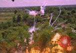 Standbild Dramatische Explosionen während der amerikanischen Luftangriffe im Vietnamkrieg Vietnam, 1965, aus Sekunde 22 historischem Filmmaterial Videoclip 65675054844