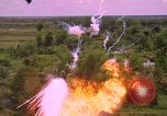 Standbild Dramatische Explosionen während der amerikanischen Luftangriffe im Vietnamkrieg Vietnam, 1965, aus Sekunde 23 historischem Filmmaterial Videoclip 65675054844