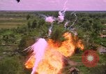 Standbild Dramatische Explosionen während der amerikanischen Luftangriffe im Vietnamkrieg Vietnam, 1965, aus Sekunde 24 historischem Filmmaterial Videoclip 65675054844