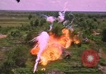 Standbild Dramatische Explosionen während der amerikanischen Luftangriffe im Vietnamkrieg Vietnam, 1965, aus Sekunde 25 historischem Filmmaterial Videoclip 65675054844