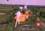 Standbild Dramatische Explosionen während der amerikanischen Luftangriffe im Vietnamkrieg Vietnam, 1965, aus Sekunde 26 historischem Filmmaterial Videoclip 65675054844