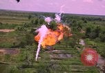 Standbild Dramatische Explosionen während der amerikanischen Luftangriffe im Vietnamkrieg Vietnam, 1965, aus Sekunde 27 historischem Filmmaterial Videoclip 65675054844