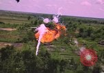 Standbild Dramatische Explosionen während der amerikanischen Luftangriffe im Vietnamkrieg Vietnam, 1965, aus Sekunde 28 historischem Filmmaterial Videoclip 65675054844