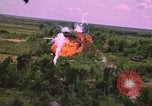 Standbild Dramatische Explosionen während der amerikanischen Luftangriffe im Vietnamkrieg Vietnam, 1965, aus Sekunde 29 historischem Filmmaterial Videoclip 65675054844