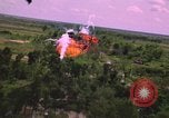 Standbild Dramatische Explosionen während der amerikanischen Luftangriffe im Vietnamkrieg Vietnam, 1965, aus Sekunde 30 historischem Filmmaterial Videoclip 65675054844
