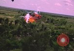 Standbild Dramatische Explosionen während der amerikanischen Luftangriffe im Vietnamkrieg Vietnam, 1965, aus Sekunde 31 historischem Filmmaterial Videoclip 65675054844