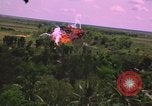 Standbild Dramatische Explosionen während der amerikanischen Luftangriffe im Vietnamkrieg Vietnam, 1965, aus Sekunde 32 historischem Filmmaterial Videoclip 65675054844