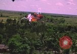 Standbild Dramatische Explosionen während der amerikanischen Luftangriffe im Vietnamkrieg Vietnam, 1965, aus Sekunde 33 historischem Filmmaterial Videoclip 65675054844