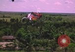 Standbild Dramatische Explosionen während der amerikanischen Luftangriffe im Vietnamkrieg Vietnam, 1965, aus Sekunde 34 historischem Filmmaterial Videoclip 65675054844