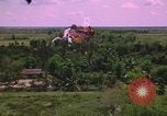 Standbild Dramatische Explosionen während der amerikanischen Luftangriffe im Vietnamkrieg Vietnam, 1965, aus Sekunde 35 historischem Filmmaterial Videoclip 65675054844