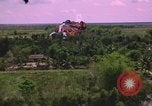 Standbild Dramatische Explosionen während der amerikanischen Luftangriffe im Vietnamkrieg Vietnam, 1965, aus Sekunde 36 historischem Filmmaterial Videoclip 65675054844