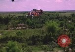 Standbild Dramatische Explosionen während der amerikanischen Luftangriffe im Vietnamkrieg Vietnam, 1965, aus Sekunde 37 historischem Filmmaterial Videoclip 65675054844