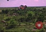 Standbild Dramatische Explosionen während der amerikanischen Luftangriffe im Vietnamkrieg Vietnam, 1965, aus Sekunde 38 historischem Filmmaterial Videoclip 65675054844