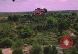 Standbild Dramatische Explosionen während der amerikanischen Luftangriffe im Vietnamkrieg Vietnam, 1965, aus Sekunde 39 historischem Filmmaterial Videoclip 65675054844