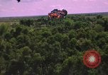 Standbild Dramatische Explosionen während der amerikanischen Luftangriffe im Vietnamkrieg Vietnam, 1965, aus Sekunde 41 historischem Filmmaterial Videoclip 65675054844