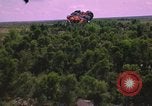 Standbild Dramatische Explosionen während der amerikanischen Luftangriffe im Vietnamkrieg Vietnam, 1965, aus Sekunde 42 historischem Filmmaterial Videoclip 65675054844