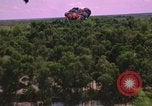 Standbild Dramatische Explosionen während der amerikanischen Luftangriffe im Vietnamkrieg Vietnam, 1965, aus Sekunde 43 historischem Filmmaterial Videoclip 65675054844