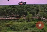 Standbild Dramatische Explosionen während der amerikanischen Luftangriffe im Vietnamkrieg Vietnam, 1965, aus Sekunde 45 historischem Filmmaterial Videoclip 65675054844