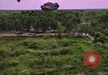 Standbild Dramatische Explosionen während der amerikanischen Luftangriffe im Vietnamkrieg Vietnam, 1965, aus Sekunde 46 historischem Filmmaterial Videoclip 65675054844