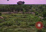 Standbild Dramatische Explosionen während der amerikanischen Luftangriffe im Vietnamkrieg Vietnam, 1965, aus Sekunde 47 historischem Filmmaterial Videoclip 65675054844