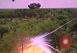 Standbild Dramatische Explosionen während der amerikanischen Luftangriffe im Vietnamkrieg Vietnam, 1965, aus Sekunde 49 historischem Filmmaterial Videoclip 65675054844