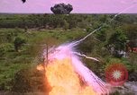 Standbild Dramatische Explosionen während der amerikanischen Luftangriffe im Vietnamkrieg Vietnam, 1965, aus Sekunde 50 historischem Filmmaterial Videoclip 65675054844
