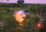 Standbild Dramatische Explosionen während der amerikanischen Luftangriffe im Vietnamkrieg Vietnam, 1965, aus Sekunde 51 historischem Filmmaterial Videoclip 65675054844