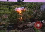 Standbild Dramatische Explosionen während der amerikanischen Luftangriffe im Vietnamkrieg Vietnam, 1965, aus Sekunde 52 historischem Filmmaterial Videoclip 65675054844