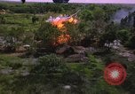 Standbild Dramatische Explosionen während der amerikanischen Luftangriffe im Vietnamkrieg Vietnam, 1965, aus Sekunde 53 historischem Filmmaterial Videoclip 65675054844