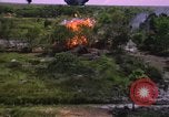 Standbild Dramatische Explosionen während der amerikanischen Luftangriffe im Vietnamkrieg Vietnam, 1965, aus Sekunde 54 historischem Filmmaterial Videoclip 65675054844