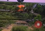 Standbild Dramatische Explosionen während der amerikanischen Luftangriffe im Vietnamkrieg Vietnam, 1965, aus Sekunde 55 historischem Filmmaterial Videoclip 65675054844