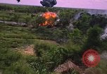 Standbild Dramatische Explosionen während der amerikanischen Luftangriffe im Vietnamkrieg Vietnam, 1965, aus Sekunde 56 historischem Filmmaterial Videoclip 65675054844