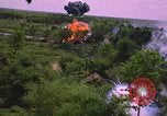Standbild Dramatische Explosionen während der amerikanischen Luftangriffe im Vietnamkrieg Vietnam, 1965, aus Sekunde 57 historischem Filmmaterial Videoclip 65675054844