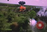 Standbild Dramatische Explosionen während der amerikanischen Luftangriffe im Vietnamkrieg Vietnam, 1965, aus Sekunde 58 historischem Filmmaterial Videoclip 65675054844