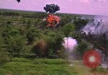Standbild Dramatische Explosionen während der amerikanischen Luftangriffe im Vietnamkrieg Vietnam, 1965, aus Sekunde 59 historischem Filmmaterial Videoclip 65675054844