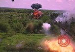 Standbild Dramatische Explosionen während der amerikanischen Luftangriffe im Vietnamkrieg Vietnam, 1965, aus Sekunde 60 historischem Filmmaterial Videoclip 65675054844