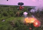 Standbild Dramatische Explosionen während der amerikanischen Luftangriffe im Vietnamkrieg Vietnam, 1965, aus Sekunde 61 historischem Filmmaterial Videoclip 65675054844