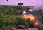 Standbild Dramatische Explosionen während der amerikanischen Luftangriffe im Vietnamkrieg Vietnam, 1965, aus Sekunde 62 historischem Filmmaterial Videoclip 65675054844
