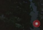 Immagine di Bombardamento americano di capanne nella guerra del Vietnam Il Vietnam, 1965, secondo 6 filmato di repertorio 65675054845