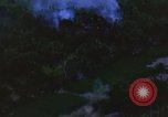 Immagine di Bombardamento americano di capanne nella guerra del Vietnam Il Vietnam, 1965, secondo 11 filmato di repertorio 65675054845