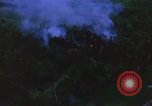 Immagine di Bombardamento americano di capanne nella guerra del Vietnam Il Vietnam, 1965, secondo 12 filmato di repertorio 65675054845