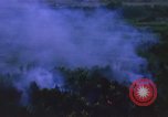 Immagine di Bombardamento americano di capanne nella guerra del Vietnam Il Vietnam, 1965, secondo 14 filmato di repertorio 65675054845