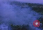 Immagine di Bombardamento americano di capanne nella guerra del Vietnam Il Vietnam, 1965, secondo 15 filmato di repertorio 65675054845