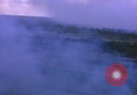 Immagine di Bombardamento americano di capanne nella guerra del Vietnam Il Vietnam, 1965, secondo 16 filmato di repertorio 65675054845