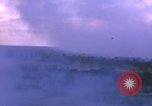 Immagine di Bombardamento americano di capanne nella guerra del Vietnam Il Vietnam, 1965, secondo 17 filmato di repertorio 65675054845