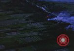 Immagine di Bombardamento americano di capanne nella guerra del Vietnam Il Vietnam, 1965, secondo 18 filmato di repertorio 65675054845