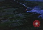 Immagine di Bombardamento americano di capanne nella guerra del Vietnam Il Vietnam, 1965, secondo 19 filmato di repertorio 65675054845