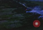Immagine di Bombardamento americano di capanne nella guerra del Vietnam Il Vietnam, 1965, secondo 20 filmato di repertorio 65675054845