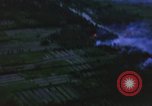 Immagine di Bombardamento americano di capanne nella guerra del Vietnam Il Vietnam, 1965, secondo 21 filmato di repertorio 65675054845